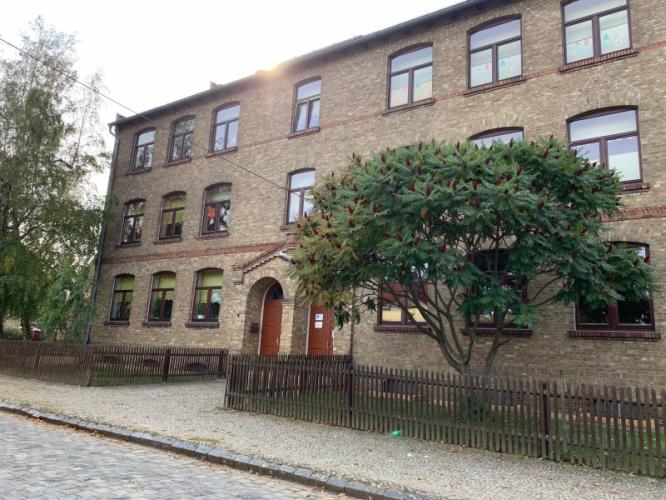 vorderansicht_schule.jpg